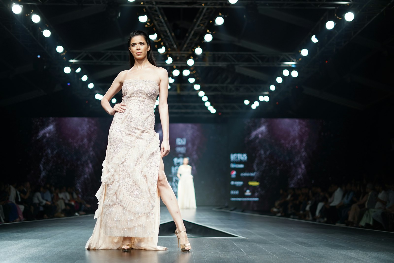 Red Flags to Watch When Signing With a Modeling Agency