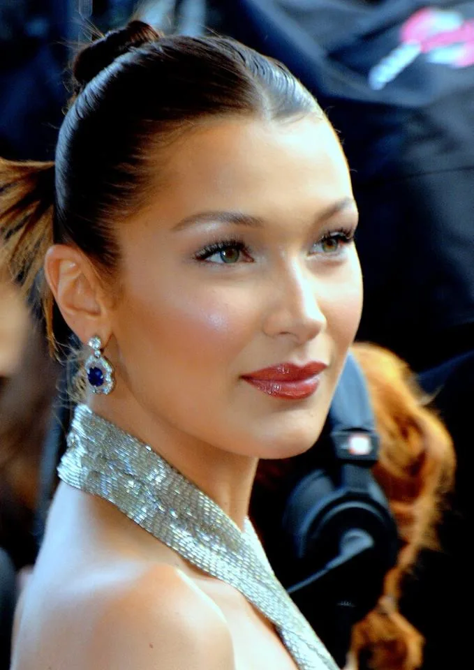 Bella Hadid — портрет