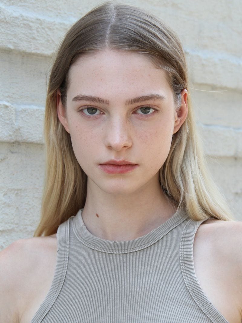 Hayley Davis — photo 1