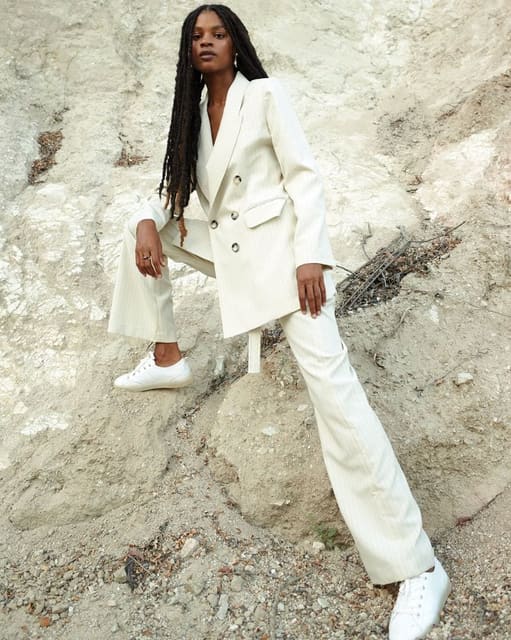 Theresa Hayes — D'Scene Magazine