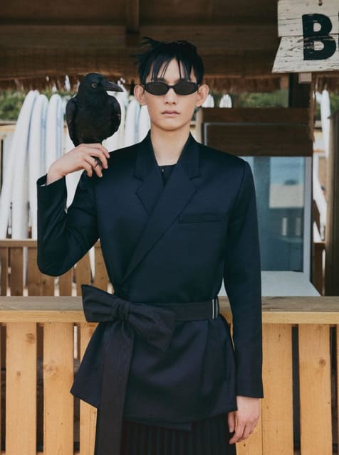 How to wear black clothes in the blue se... — GQ Korea