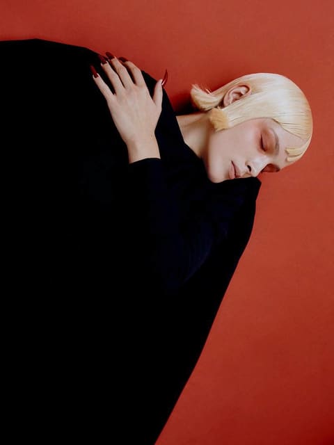 What She does in the Shadow — Elle Russia