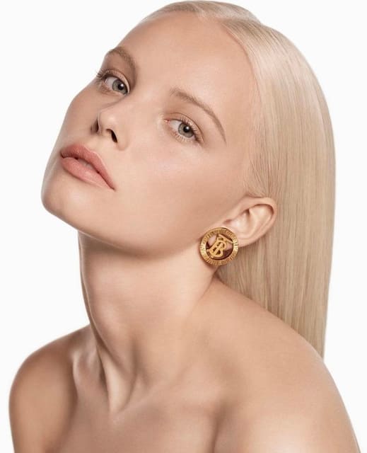 Burberry Kisses Foundation Beauty Campai... — Burberry