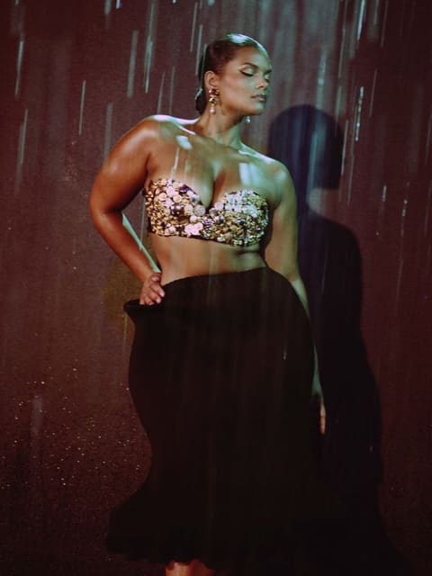 Nasta capa, a modelo Leslie Sidora usa r... — Harper's Bazaar Brazil