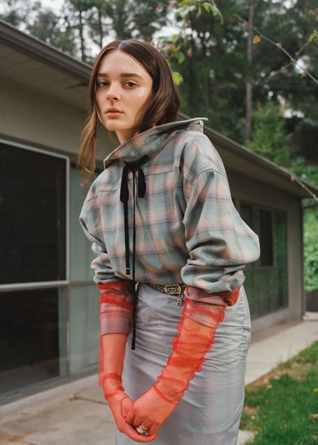 샬롯 로렌스 (Charlotte Lawrence) — ODDA Korea