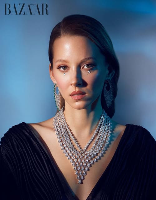 ELIZABETH SIEMCZYK LOOKS GLAMOROUS IN RE... — Harper's Bazaar Vietnam
