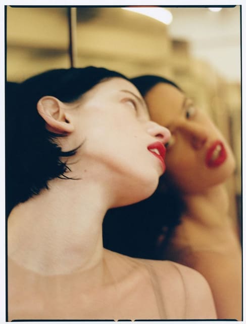 Sur scène, la mannequin Lily McMenamy dé... — M Le magazine du Monde