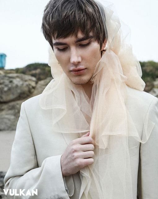 Into the tide of dreams — Vulkan Magazine