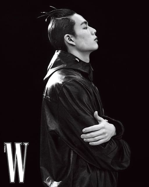 어둠과 날카로움의 경계에 선 2025 S/S 맨즈 키룩 — W Korea