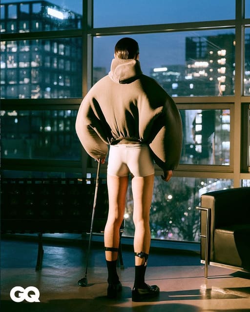 극도의 긴장감만 서린 하루 — GQ Korea