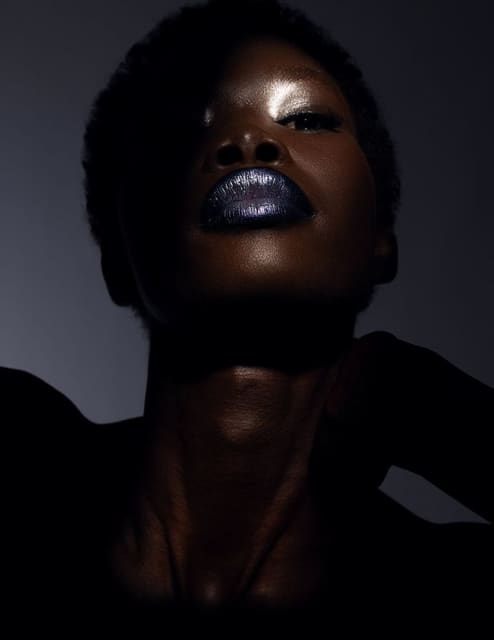 Makeup of the future: an editorial with shine, color and bold geometries — L'Officiel Brasil