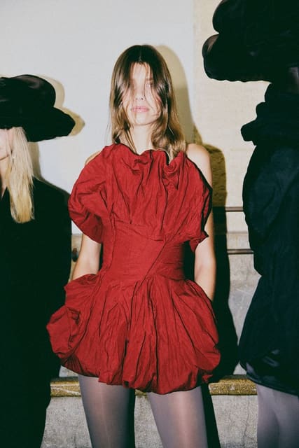 PFW Backstage | Magda Butrym Spring/Summ... — Vogue Portugal