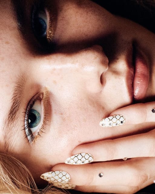 HOLD OPULENCI — Vogue Czechoslovakia