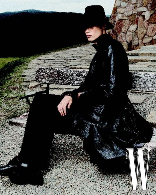 빛과 그림자의 경계에 선 가을 — W Korea