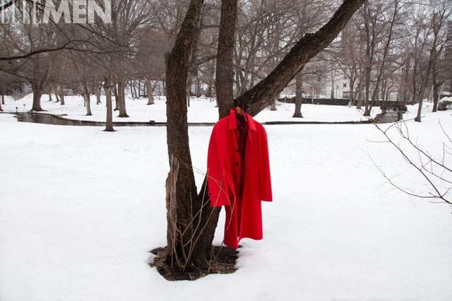 Traces of red in snowland — Elle Men China