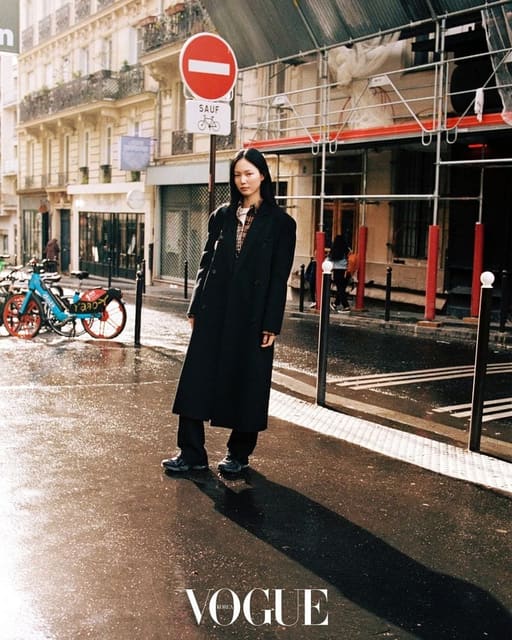 지금 가장 뜨거운 한국 모델, 우윤서와 파리에서 보낸 오후 — Vogue Korea