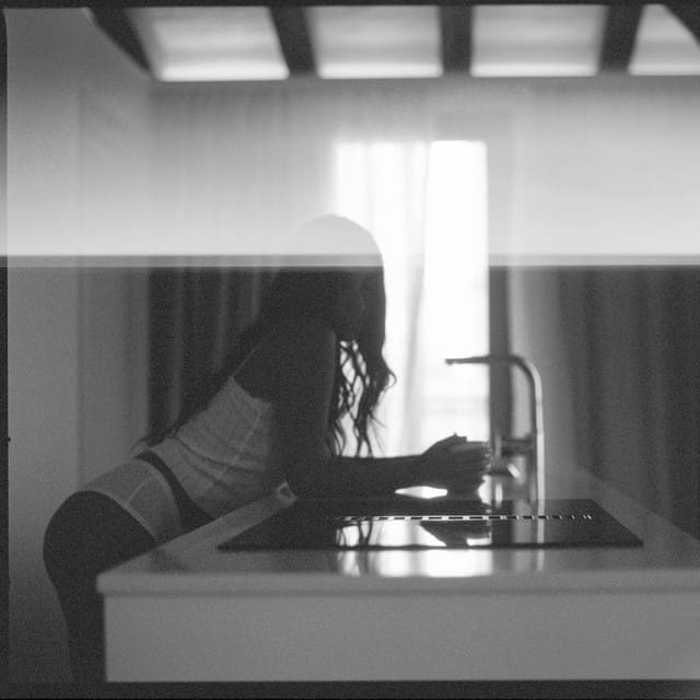 Lorena Varela - En Vela by Pickout — Music Video