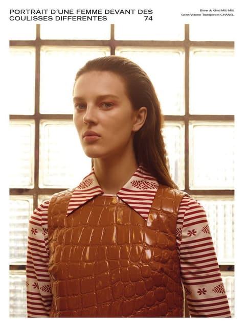 Portrait d´une femme devant des coulisse... — Tush Magazine