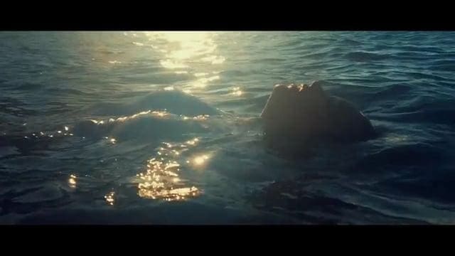 Lotta, vino ed un tuffo d’agosto. Un video da urlo — GQ Italia Digital