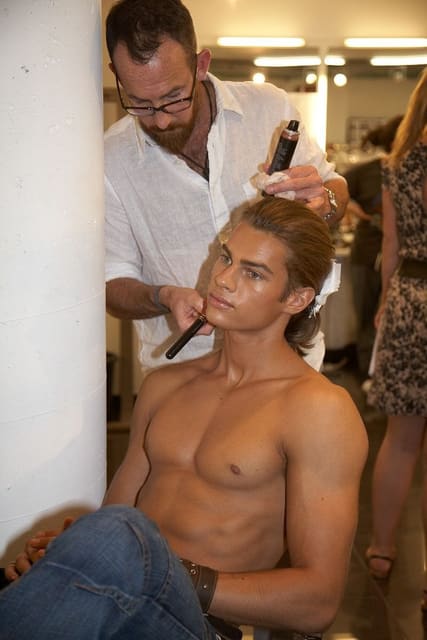 Versace Uomo backstage S/S 2010 — Versace