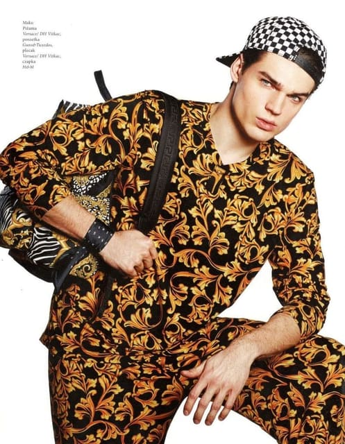 La femme en rouge — Fashion Magazine Poland
