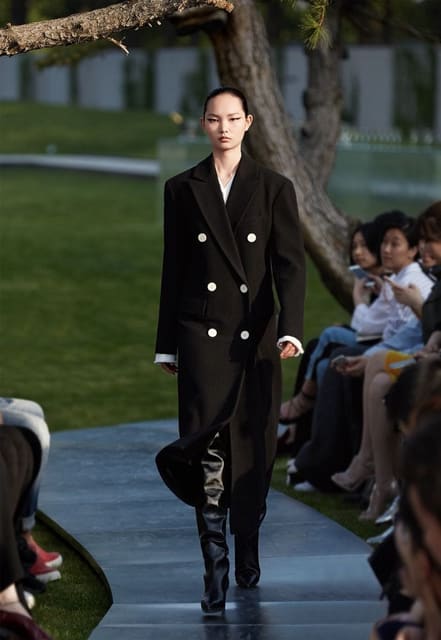 EDITION F/W 18 Show 「FUTURE OPERA」 — MO&Co.