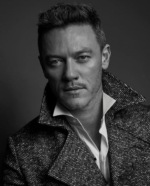 Luke Evans — L'Officiel Hommes Kazakhstan